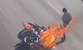 El motociclista fue trasladado a un hospital (CAPTURA)