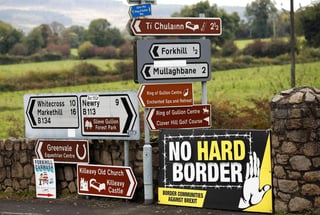 Un siglo después, la frontera entre las dos Irlandas es invisible gracias al proceso de paz lanzado en 1998, pero la división en el Ulster aún es muy visible. (EFE) 