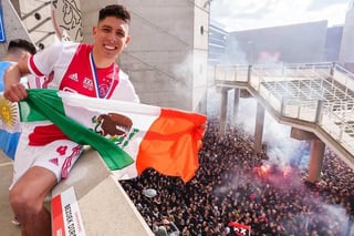 Edson escribió en sus redes sociales un emotivo mensaje tras coronarse con su equipo, texto que acompañó con imágenes del festejo en el que aparece acompañado por la bandera de México. (ESPECIAL)