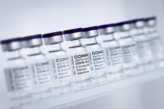 El regulador de medicamentos de la Unión Europea está evaluando una solicitud de Pfizer y BioNTech para extender la aprobación de su vacuna contra el coronavirus para incluir a niños de entre 12 y 15 años. (ARCHIVO) 