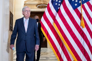 El líder de la minoría republicana en el Senado de Estados Unidos, Mitch McConnell, señaló este lunes que no cree que ningún miembro de su partido apoye los paquetes de gasto social y de infraestructuras, por valor de 1.8 y 2.3 billones de dólares, respectivamente, impulsados por el presidente, Joe Biden. (ARCHIVO) 

 