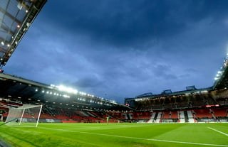 El Manchester United negó que los empleados del club permitieran la entrada de aficionados en Old Trafford, lo que degeneró en la suspensión del partido contra el Liverpool, y apuntó que fue 'una actividad criminal'. (ARCHIVO)
