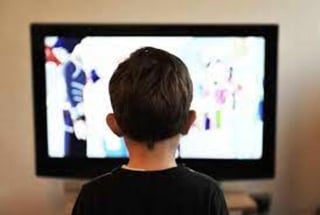Entre marzo de 2020 y febrero de 2021, los niños y niñas mexicanos destinan 4 horas con 44 minutos diarios a ver televisión, lo que significa 27 minutos más que el año previo, según datos del IFT. (ESPECIAL) 

