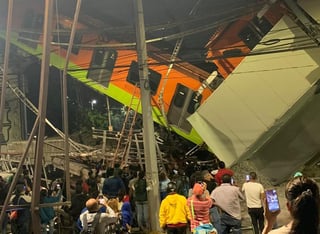 La noche de hoy colapsó la línea 12 del Metro elevado en la Ciudad de México. (TWITTER)