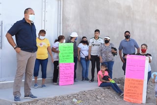 Colonos de Rincón La Merced se manifestaron ayer con pancartas en contra del Ayuntamiento. (FERNANDO COMPEÁN)