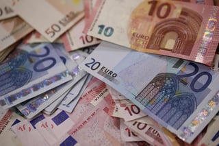 El Banco Central Europeo (BCE) fijó el cambio de referencia del euro en 1,2044 dólares. (EFE) 