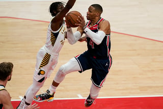 Russell Westbrook metió 14 puntos, bajó 21 rebotes y repartió 24 asistencias en la victoria de Wizards 154-141 sobre Pacers. (AP)