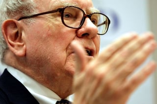 Con 90 años y sin planes de retirarse, Buffett lleva años eludiendo la cuestión sobre quién lo sustituirá al frente de la empresa. (ARCHIVO) 
