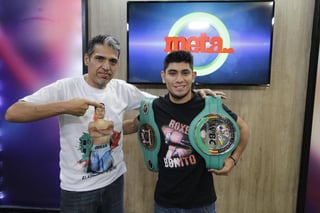 El boxeador estuvo en El Siglo de Torreón, al lado de su entrenador Beto Castro. (VERÓNICA RIVERA)