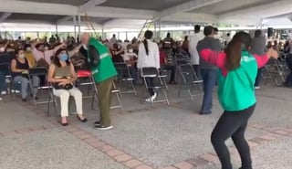 Personal del Gobierno de la Ciudad de México, se encargó de coordinar los pasos de baile entre las personas que esperaban recibir su vacuna (CAPTURA) 