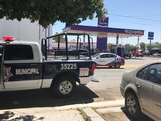 Los hechos se registraron minutos después de las 12:00 horas en la estación de servicio ubicada sobre la avenida Juárez y la calle 29. (EL SIGLO DE TORREÓN)