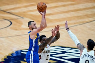 Stephen Curry encestó 41 puntos, Draymond Green tuvo 10 unidades, 15 asistencias y 13 rebotes y los Warriors de Golden State dieron un paso importante para asegurar su lugar en la postemporada con el triunfo 123-108 el lunes ante unos desesperados Pelicans de Nueva Orléans. (AP)
