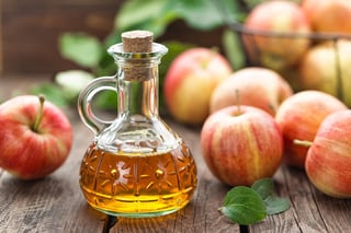 El vinagre de manzana es muy popular gracias a sus múltiples beneficios para la salud. Este líquido ayuda a potencializar el sabor de los alimentos, prolonga la conservación de la comida y previene el crecimiento de bacterias, además que sirve como desinfectante natural para las verduras. (Especial) 