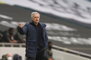 Luego de un paso fugaz con el Tottenham, José Mourinho dirigirá a la Roma desde la próxima temporada hasta 2024. (ARCHIVO)