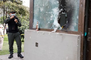 Al menos 72 civiles y 19 policías fueron heridos en la asonada de anoche en Bogotá, en la que vándalos atacaron al menos 23 estaciones de policía, una de las cuales fue incendiada con diez agentes dentro, en vísperas de un nuevo 'paro nacional' contra el Gobierno del presidente colombiano, Iván Duque. (EFE) 
