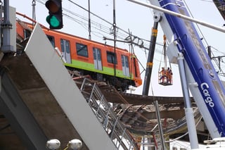Cerca de las 22:12 horas del lunes 3 de mayo un tramo de la Línea 12 del Metro se desplomó al paso de un convoy con pasajeros. (ARCHIVO)