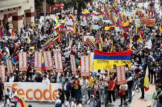 Miles de colombianos salieron este miércoles nuevamente a las calles del país en el comienzo del segundo 'paro nacional' de protesta contra el Gobierno del presidente Iván Duque, después de una semana de intensas manifestaciones y violencia con decenas de muertos. (EFE) 
