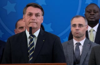 El exministro de Salud de Brasil Nelson Teich confirmó este miércoles que recibió presiones del presidente Jair Bolsonaro (i) para recomendar cloroquina contra la COVID-19 en la sanidad pública y que eso causó su precipitada renuncia del Gobierno. (ARCHIVO) 
