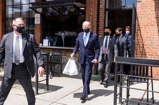 Joe Biden visitó por primera vez un restaurante como presidente el miércoles, acudiendo a un local mexicano en honor al Cinco de Mayo y para promover la iniciativa de su gobierno de ayudar a ese tipo de establecimientos duramente golpeados por la pandemia del coronavirus. (EFE) 