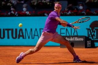 En muy anticipado duelo generacional, Rafael Nadal confirmó con creces que es el hombre a batir en el tenis español al arrasar el miércoles 6-1, 6-2 a la sensación juvenil Carlos Alcaraz en la segunda ronda del Abierto de Madrid. (AP)
