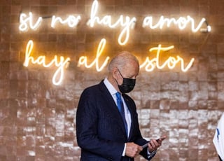 El presidente de Estados Unidos, Joe Biden, sorprendió este miércoles con una visita a un restaurante mexicano en el noreste de Washington DC, beneficiado por un programa piloto de su Gobierno para ayudar al sector hostelero frente al impacto económico de la pandemia. (Especial) 