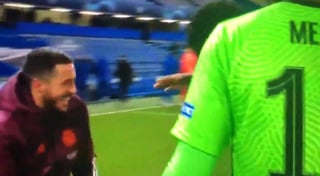 El futbolista del Real Madrid, Eden Hazard, no paró de reír con sus excompañeros del Chelsea tras la derrota del equipo blanco en la serie de semifinales de la Champions League. (ESPECIAL)