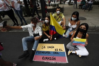 Colombianos y mexicanos protestaron este miércoles en la Embajada de Colombia en México para denunciar la represión del Gobierno de Iván Duque en el país andino, donde las manifestaciones han dejado al menos 24 muertos y 800 heridos. (EFE)
