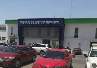 La mujer fue detenida y trasladada a las instalaciones del Tribunal de Justicia Municipal (TJM) para iniciar con las investigaciones. (EL SIGLO DE TORREÓN)