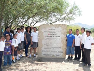 Tradición. Jóvenes laguneros junto al memorial de la fundación de la Misión de San Juan de Casta.