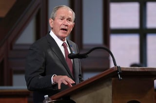 La inmigración en Estados Unidos es un asunto que 'se ha politizado demasiado' y requiere un liderazgo que disipe los temores, y la búsqueda de soluciones de sentido común, afirmó este jueves el expresidente George W. Bush. (ARCHIVO) 

 