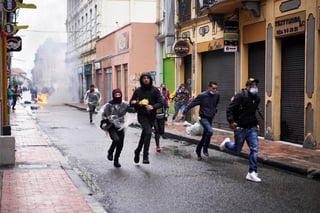 La Policía ha lanzado 'proyectiles múltiples' desde tanquetas a las personas que protestan en Colombia desde hace nueve días y que, justamente, reclaman contra la brutalidad policial que, según la ONG Temblores, ha dejado 37 víctimas mortales, denunció este jueves Human Rights Watch (HRW). (ARCHIVO)