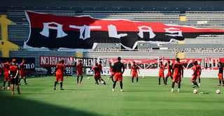 El equipo realizó ayer un entrenamiento sobre la cancha del Estadio Jalisco, donde fueron acompañados por sus aficionados. (@atlasfc)