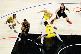 El alero Paul George anotó 24 puntos, incluidos tres triples, y encabezó la lista de siete jugadores de Los Angeles Clippers que tuvieron números de dos dígitos en el partido que ganaron por paliza de 118-94 a los devaluados Angeles Lakers, que volvieron a jugar sin el alero estrella LeBron James.