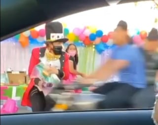 A una semana del festejo del Día del Niño a nivel nacional, en redes sociales se ha vuelto viral el impactante accidente que sufrió una maestra durante una celebración 'drive-thru'.  (Especial) 