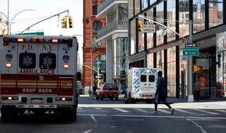 Cientos de cadáveres de personas que murieron en los peores momentos de la crisis de la COVID-19 en Nueva York, hace más de un año, continúan en camiones frigoríficos. (ARCHIVO)