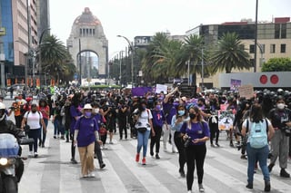 Colectivos feministas y madres de desaparecidos se dieron cita para marchar del Monumento a la Revolución al Zócalo, para exigir justicia por mujeres y víctimas de feminicidio. (EL UNIVERSAL)