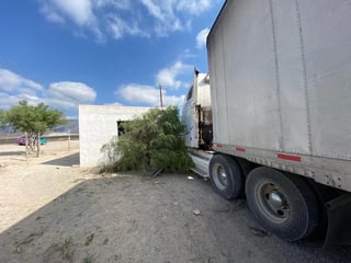 Un tractocamión que se dirigía a Monterrey, Nuevo León, se impactó la tarde de hoy en una vivienda de un ejido, esto luego de que se quedará sin control cuando se trasladaba en la carretera Saltillo-Zacatecas. (PERLA SÁNCHEZ)