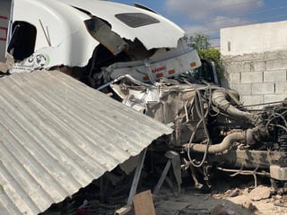 Se impacta tractocamión en casa en plena carretera de Saltillo-Zacatecas.