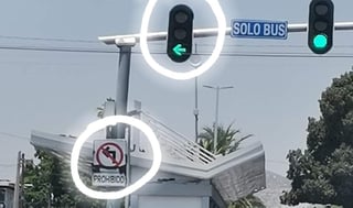 Conductores se ven 'confundidos' ante las indicaciones del semáforo y el letrero que se encuentra bajo éste sobre el boulevard Revolución en Torreón (CAPTURA) 