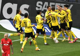 El Borussia Dortmund hizo este sábado campeón al Bayern Múnich - por novena vez consecutiva- al derrotar al RB Leipzig por 3-2 con un gol de Marco Reus y dos de Jadon Sancho y sin poder contar con Erling Haaland por lesiones musculares. (EFE)