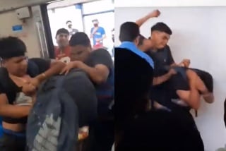 Los jóvenes continuaron peleando después de que fueron sacados del vagón (ESPECIAL) 
