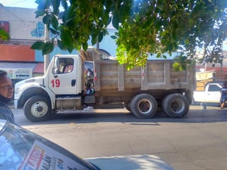 Operador de camión materialista se impacta contra camioneta en calles del sector Centro de Gómez Palacio.
