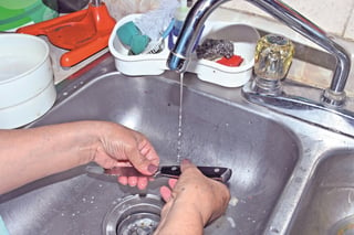 Ciudadanos de distintos sectores han reportado a esta casa editora que sufren de desabasto de agua potable en sus domicilios. (ARCHIVO)