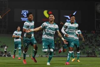 Al igual que en la final del Clausura 2015, Santos Laguna le endosó anoche un 5-0 a los Gallos Blancos del Querétaro, para clasificarse a la liguilla del Guardianes 2021, donde se topará con los Rayados del Monterrey. (JESÚS GALINDO)