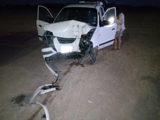 Un conductor resultó lesionado tras impactar su vehículo contra un poste de concreto sobre la carretera a Mieleras de la ciudad de Torreón. (EL SIGLO DE TORREÓN)