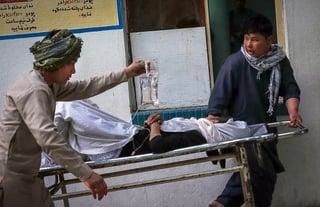 Familias acongojadas sepultaron el domingo a sus seres queridos tras el espeluznante estallido de una bomba en una escuela para niñas en la capital afgana que mató a 50 personas, muchas de ellas niñas de apenas entre 11 y 15 años de edad. (ARCHIVO) 