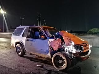 Un conductor que se encontraba en estado de ebriedad se impactó contra una patrulla de la Policía Municipal frente a la colonia Nueva Laguna Norte de la ciudad de Torreón. (EL SIGLO DE TORREÓN)