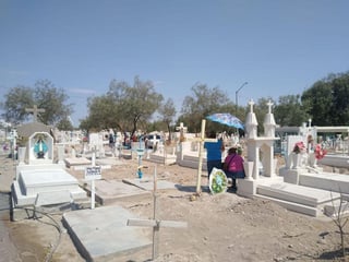 Previo al Día de las Madres, los panteones municipales de Torreón registraron este domingo baja afluencia hasta antes de las 12 del día. (ANGÉLICA SANDOVAL)