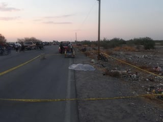 Una mujer perdió la vida luego de que la motocicleta en la que viajaba como acompañante fue impactada por un vehículo particular, frente al ejido Coyote del municipio de Matamoros. (EL SIGLO DE TORREÓN)
