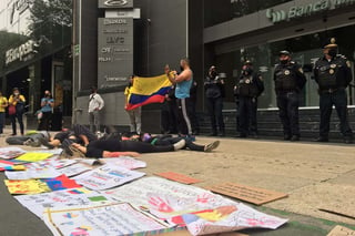 Cientos de Colombianos, mexicanos y de otras nacionalidades protestaron en la embajada colombiana contra la represión.